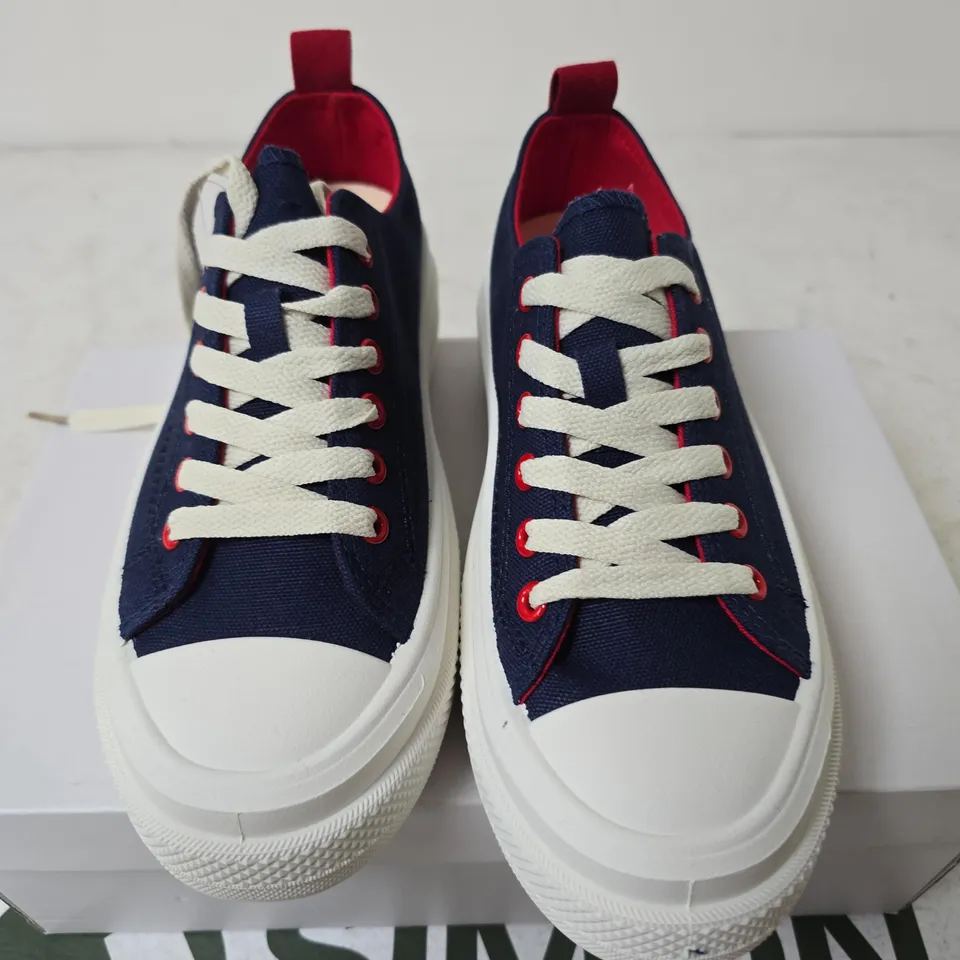 BOXED URBAN JACKS FLEUR TRAINERS, NAVY/RED - SIZE 5
