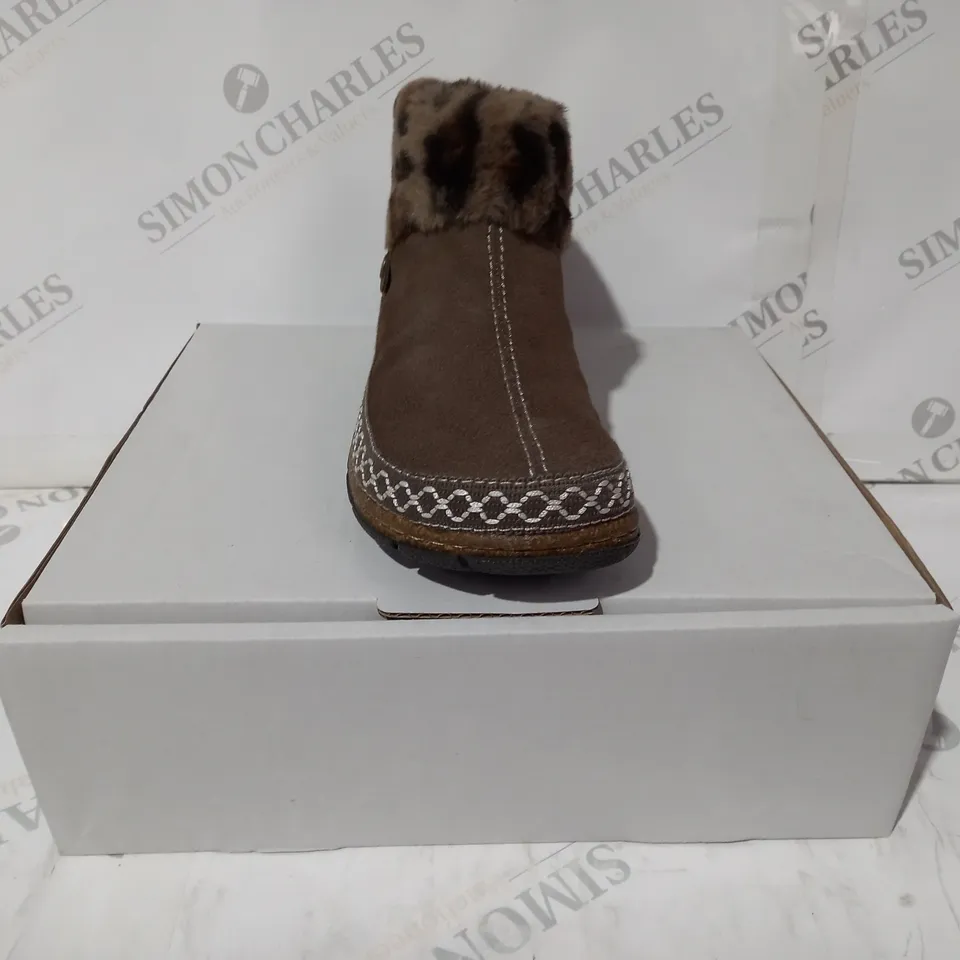 BOXED PAIR OF EARTH ORIGINS EMMALYN SUEDE BOOTIES IN CHOCOLATE SIZE 5