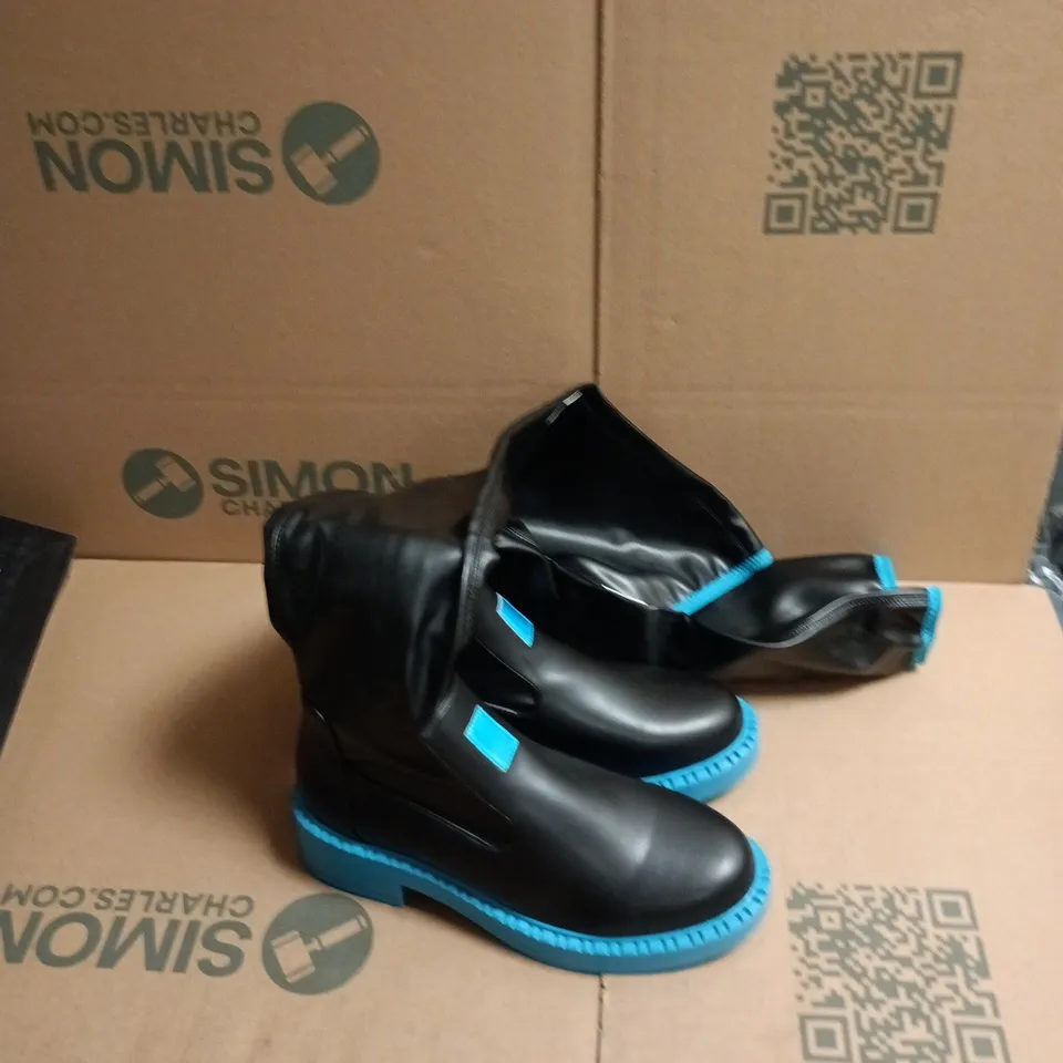 KOI X HATSUNE MIKU BOOTS – STYLE SWA-111 – BLACK/BLUE, UK 5 (US 7)