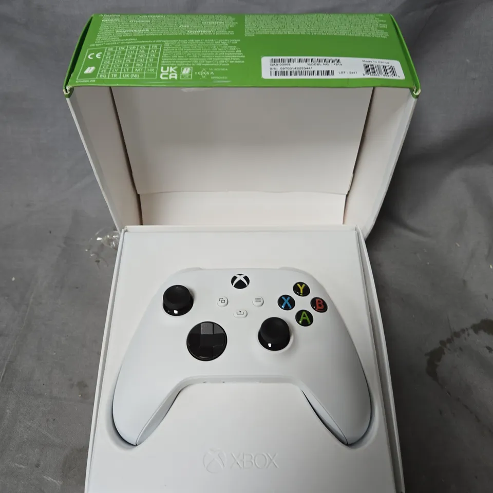 XBOX WIRELESS CONTROLLER – ROBOT WHITE FOR XBOX SERIES X|S, XBOX ONE, AND WINDOWS 10 DEVICES