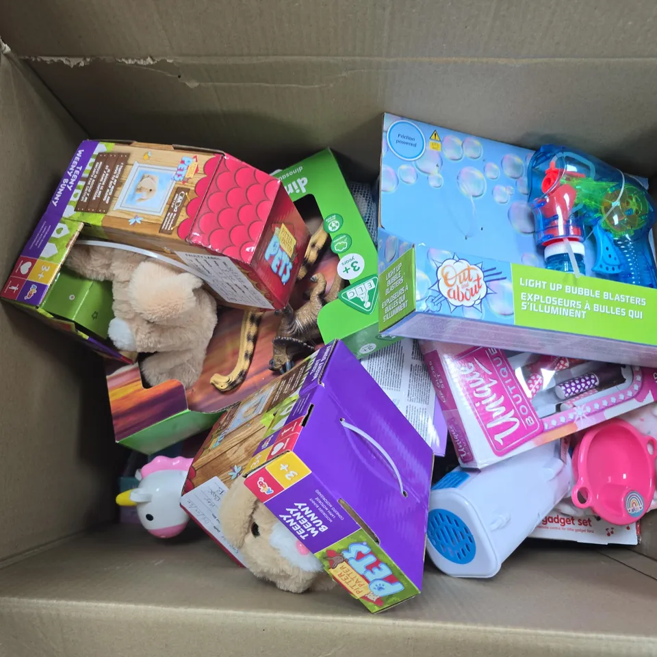 APPROXIMATELY 12 ASSORTED TOYS & GAMES PRODUCTS TO INCLUDE ELC DINOSAURS SET, PITTER PATTER PETS BUSY LITTLE HAMSTER, OUT & ABOUT BUBBLE BLASTER, ETC