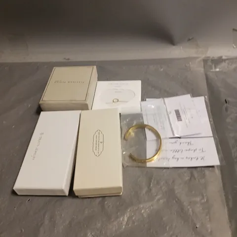 APPROXIMATELY 30 ASSORTED JEWELLERY PRODUCTS TO INCLUDE RINGS , WATCHES , NECKLACES , ETC