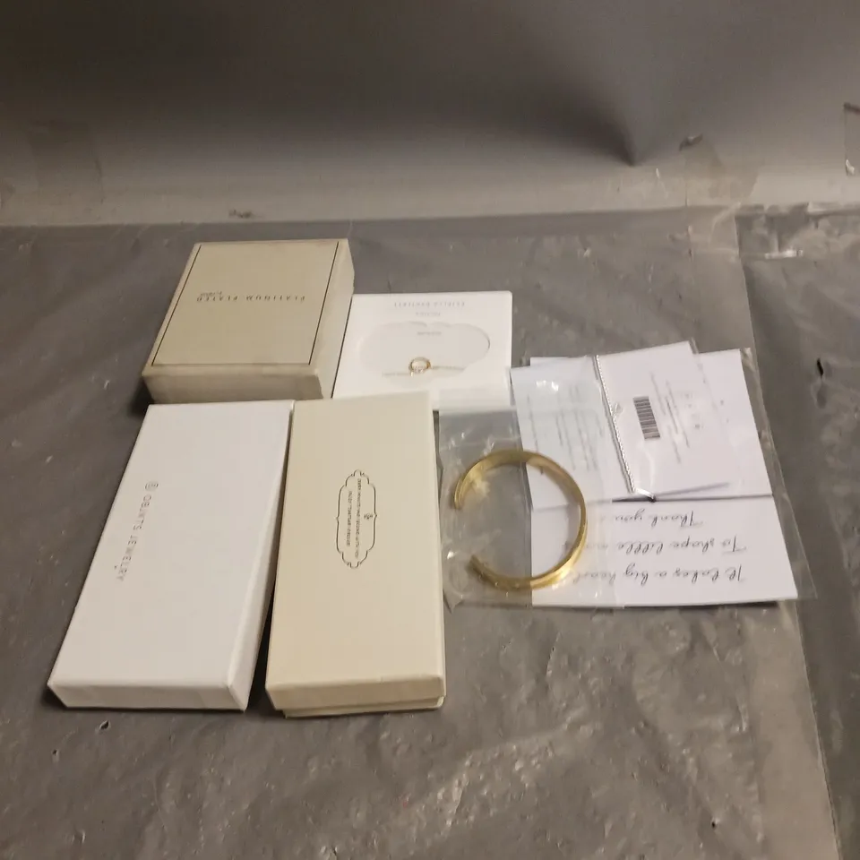 APPROXIMATELY 30 ASSORTED JEWELLERY PRODUCTS TO INCLUDE RINGS , WATCHES , NECKLACES , ETC  
