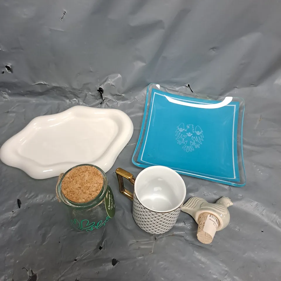 APPROXIMATELY 8 ASSORTED HOUSEHOLD ITEMS TO INCLUDE GLASS PLATE, BOTTLE STOPPER, MUGS ETC 
