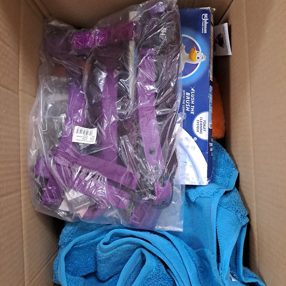 BOX OF APPROXIMATELY 10 ASSORTED ITEMS TO INCLUDE DUVET SHEET, SPIDER TOY, PADDINGTON BOTTLE ETC