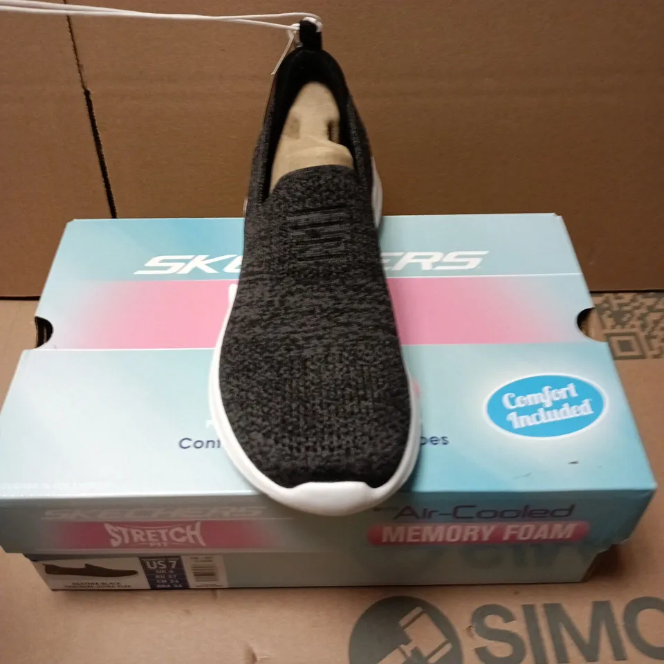 BOXED PAIR OF SKECHERS HEATHER BLACK ULTRA FLEX SHOES - UK 4