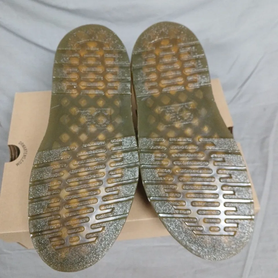 BOXED DR. MARTENS AIRWAIR DUNNET FLOWER SANDALS - KELP BROWN, UK7 (EU41)