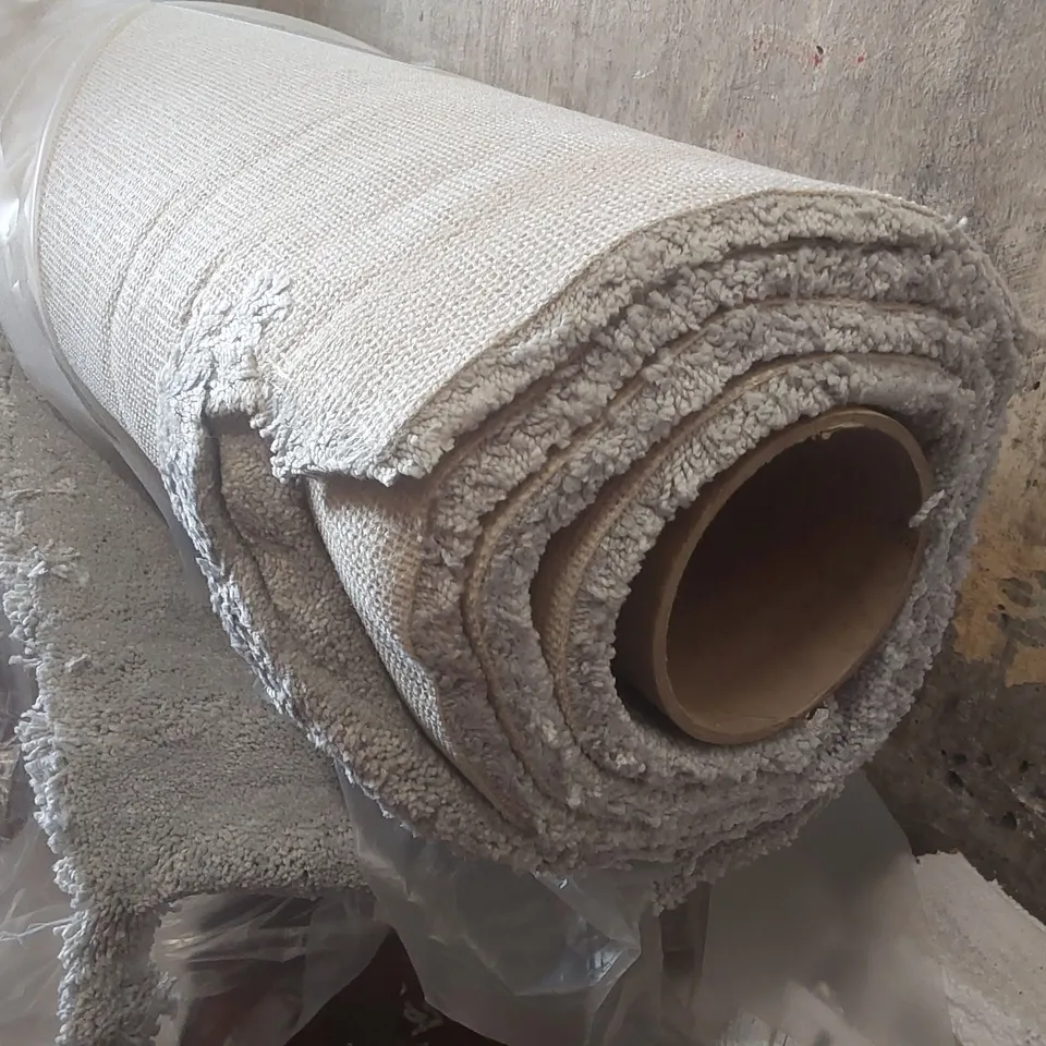 ROLL OF QUALITY ULTIMATE IMPRESSIONS REVELRY CARPET - APPROXIMATELY 2.72 x 5m