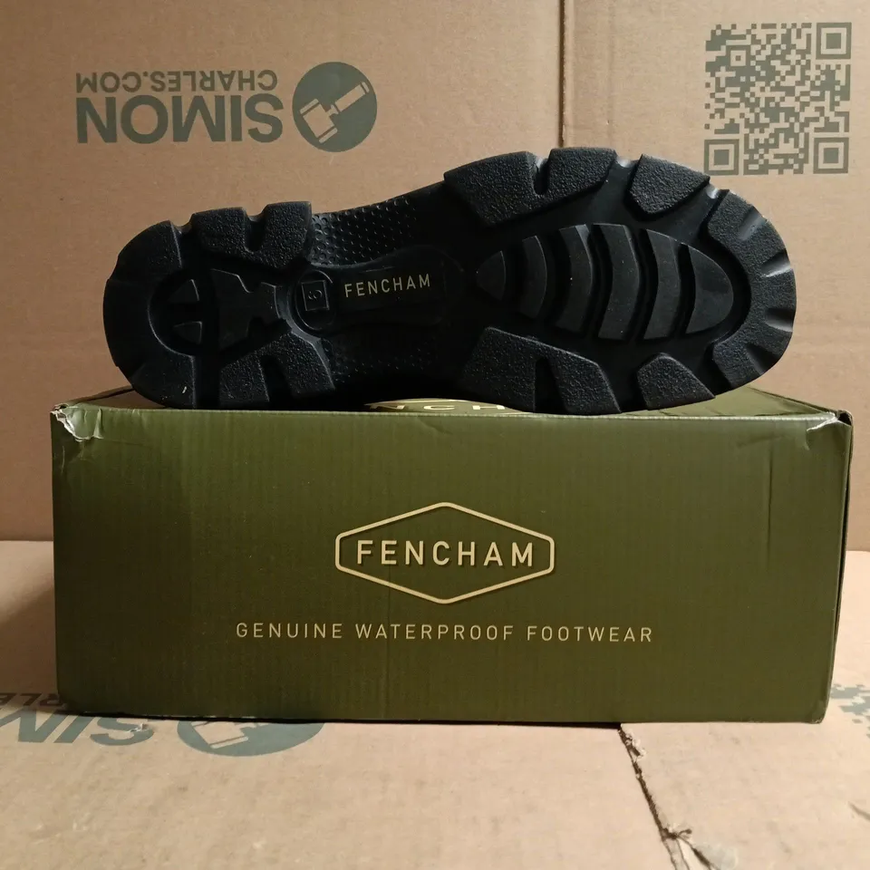 BOXED PAIR OF FENHAM ARMOT NEOPRENE WELLINGTON ANKLE BOOTS IN BLACK SIZE UK 9