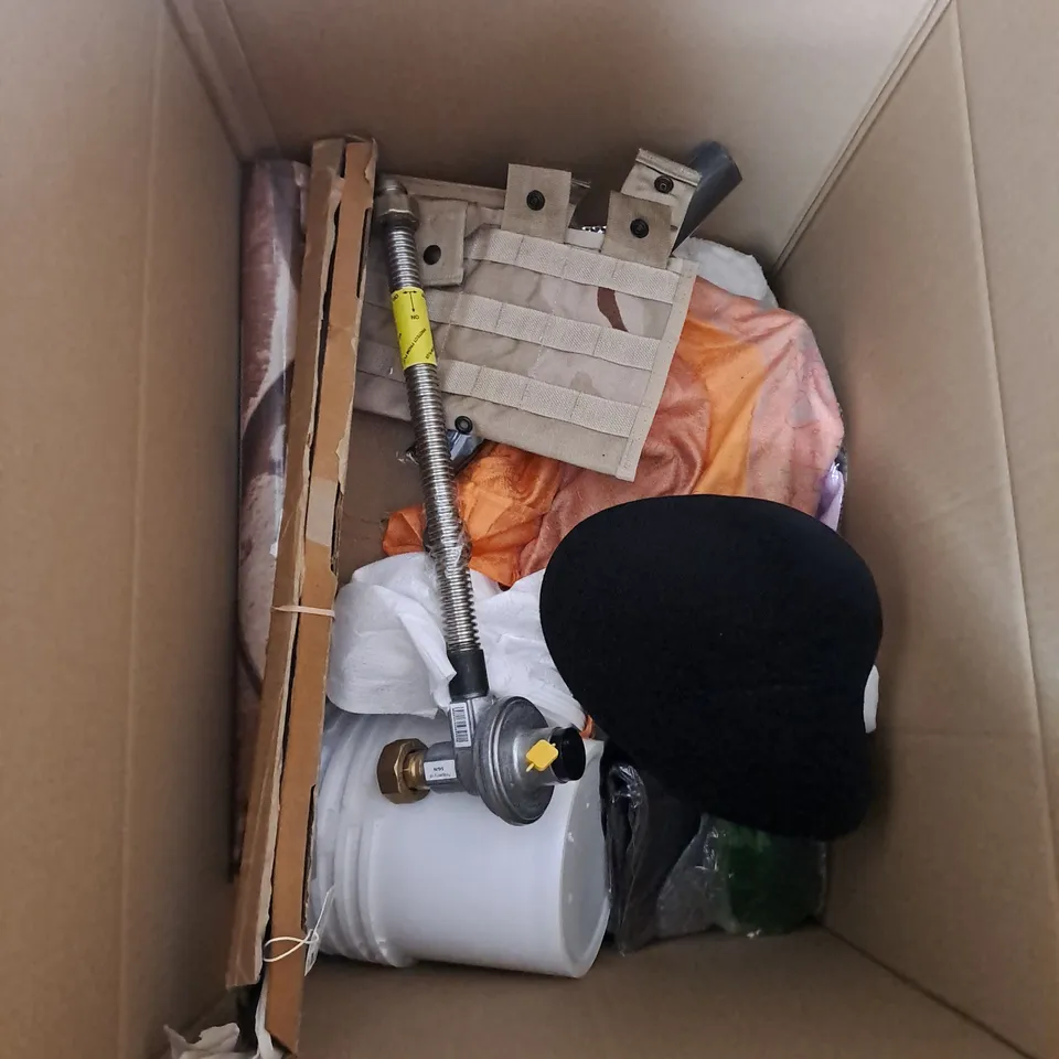APPROXIMATELY 20 ASSORTED HOUSEHOLD ITEMS TO INCLUDE WALLPAPER, STATIONARY KIT AND A FOLDABLE SHOPPING BAG