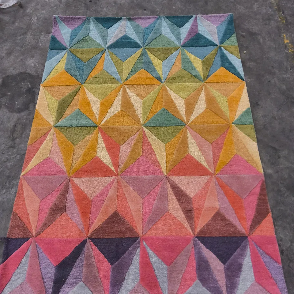 GEOMETRIC RAINBOW RUG WITH TRIANGULAR PATTERN (160X230CM)
