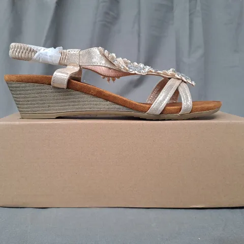 BOXED PAIR OF WHERE'S THAT FROM OPEN TOE WEDGE SANDALS IN ROSE GOLD W. GLITTLER & JEWEL EFFECT UK SIZE 7