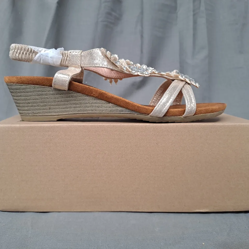 BOXED PAIR OF WHERE'S THAT FROM OPEN TOE WEDGE SANDALS IN ROSE GOLD W. GLITTLER & JEWEL EFFECT UK SIZE 7