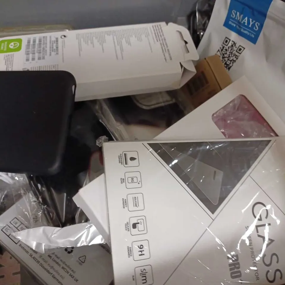 LOT OF APPROX 15 ASSORTED MOBILE PHONE ACCESSORIES TO INCLUDE CASES, SCREEN PROTECTORS, EARPHONES, ETC 