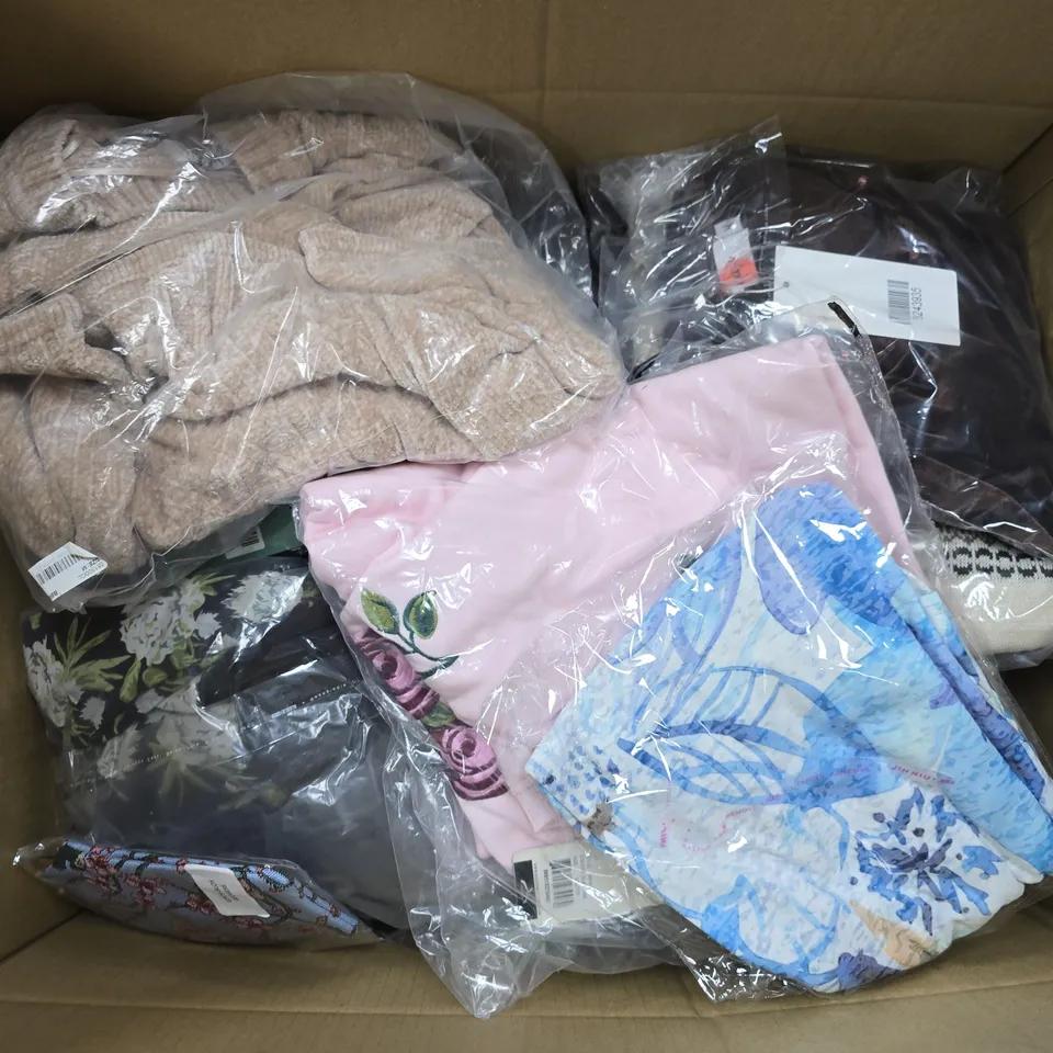 APPROXIMATELY 30 ASSORTED CLOTHING ITEMS IN VARIOUS SIZES, STYLES & COLOURS TO INCLUDE BRANDS SUCH AS LA MAREY, ANAMOR, &MAISI, ETC - COLLECTION ONLY
