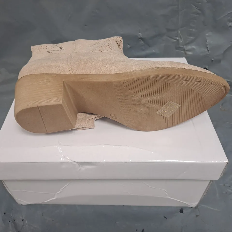BOXED PAIR OF BESTELLE WESTERN BOOTS IN BEIGE SIZE UK 4