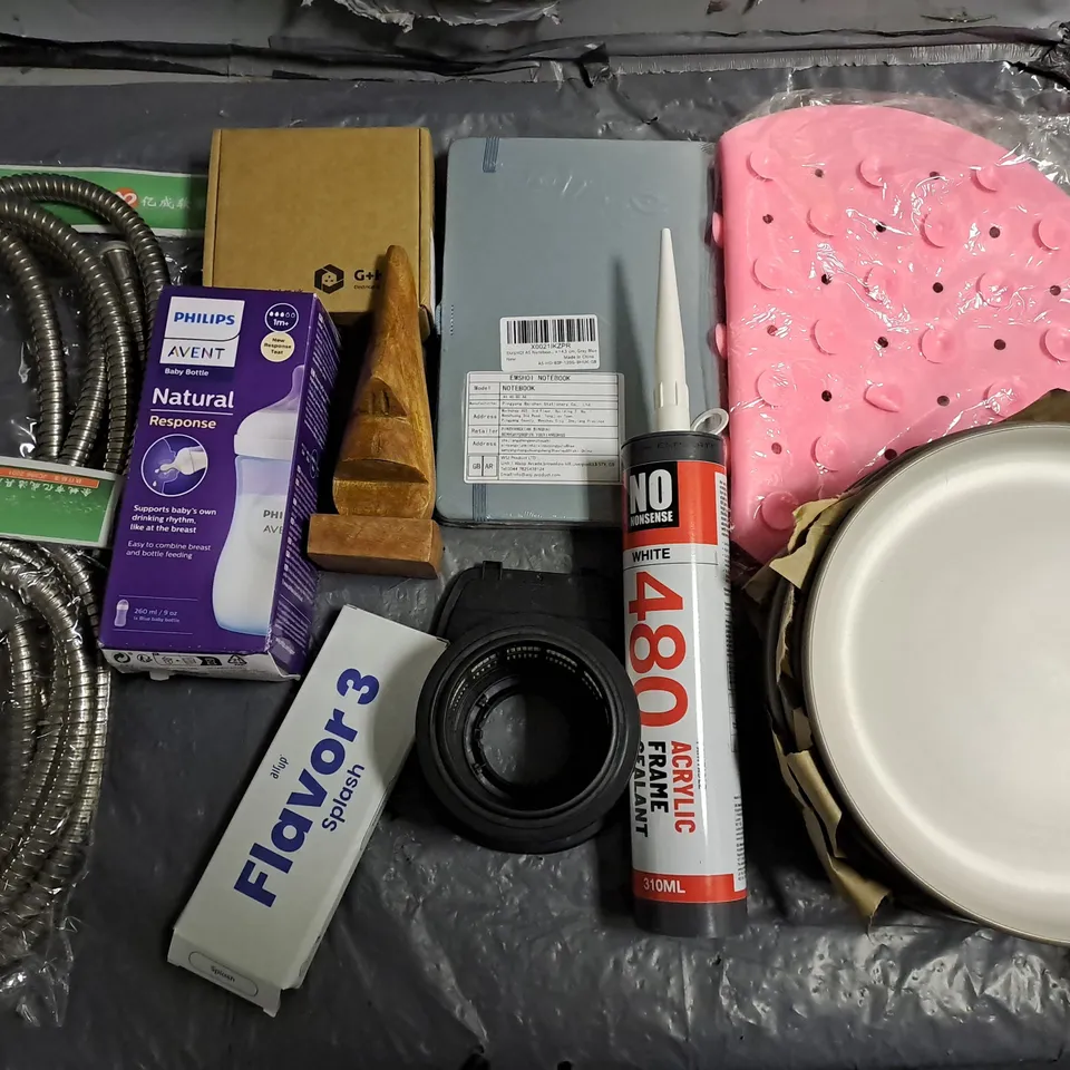 LOT OF APPROXIMATELY 11 ASSORTED ITEMS TO INCLUDE SHOWER HOSE, KARACA PLATES AND PRINTABLE ACRYLIC