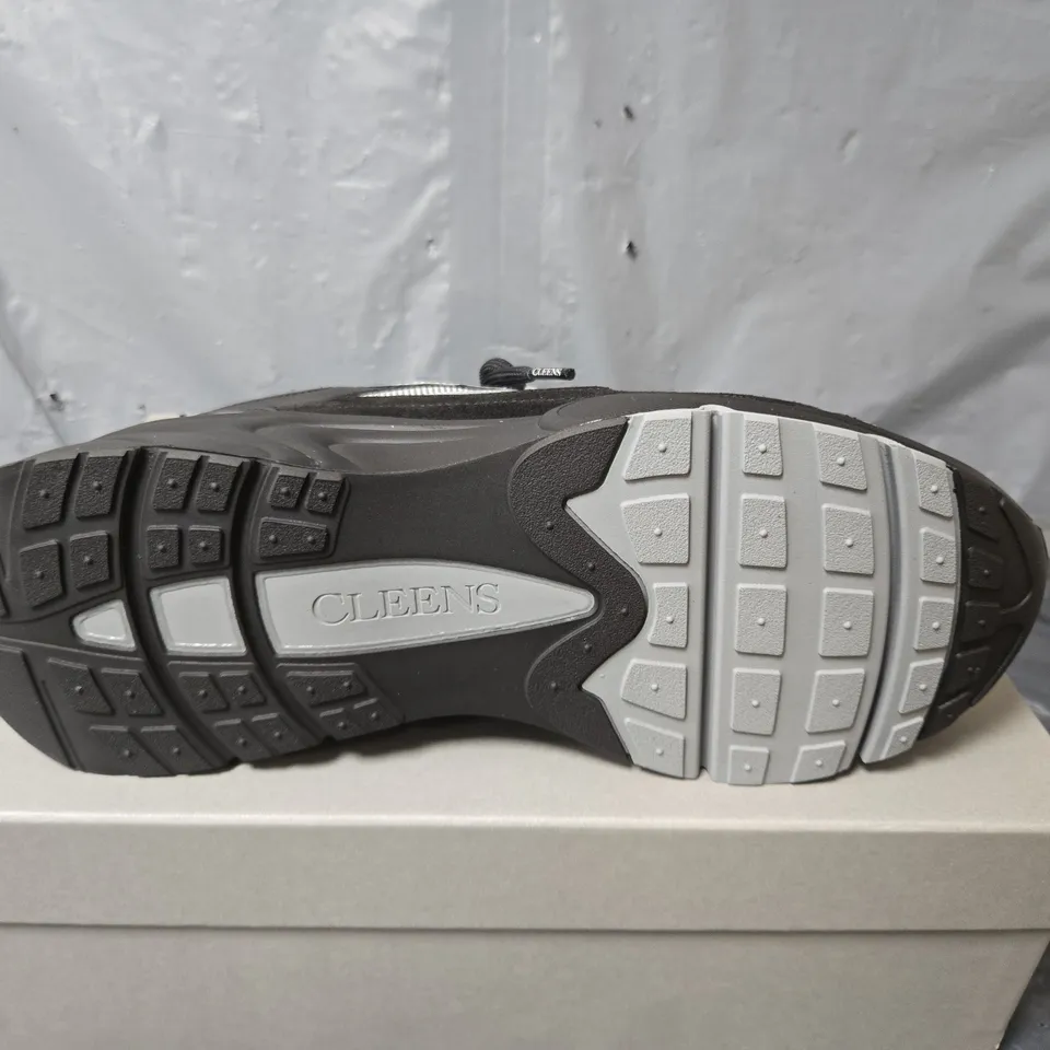 BOXED PAIR OF CLEENS PULSE RUNNER SILVER BULLET TRAINERS - UK 9