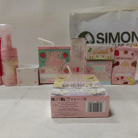 TOTE OF WOMENS BEAUTY PRODUCTS AND ITEMS