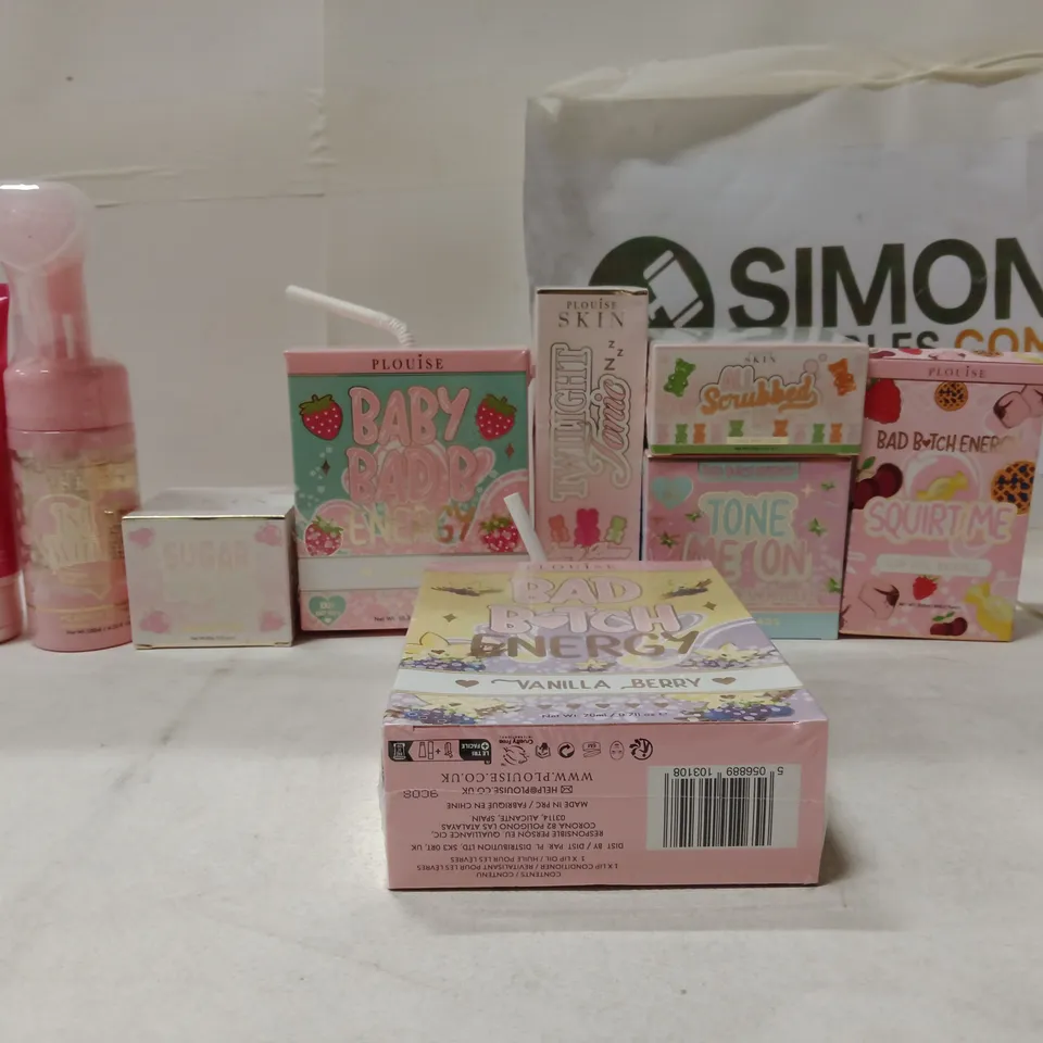TOTE OF WOMENS BEAUTY PRODUCTS AND ITEMS