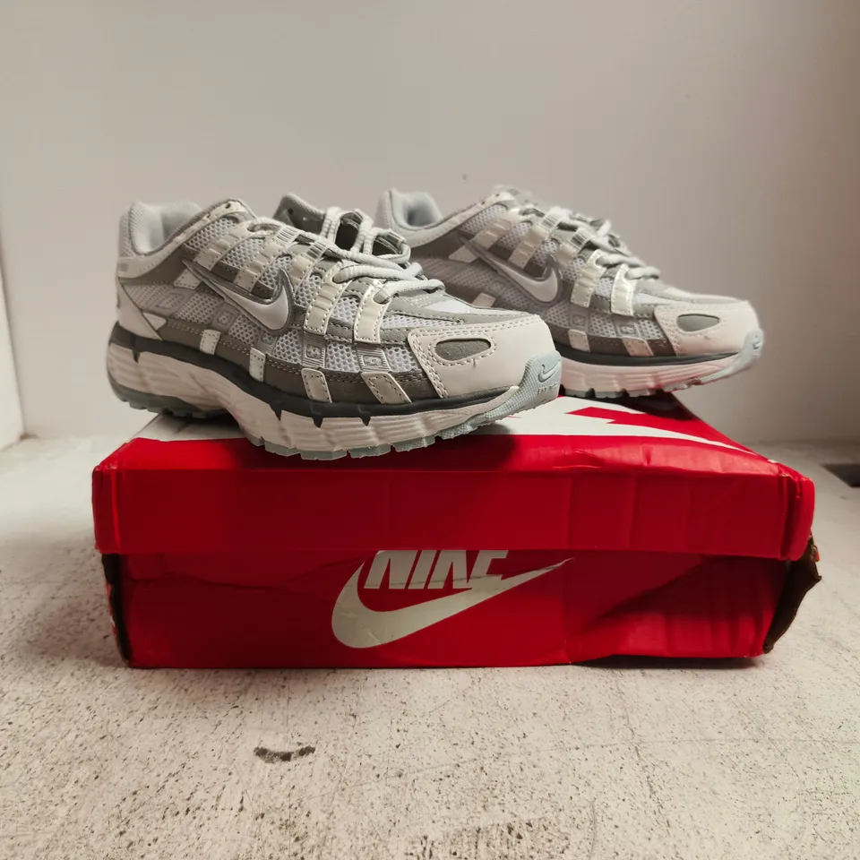 BOXED PAIR OF NAKE P-6000 TRAINERS IN GREY/WHITE SIZE UK 5.5