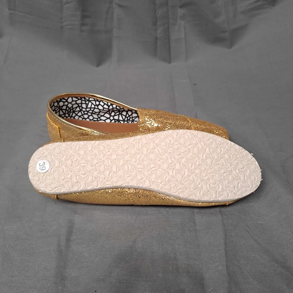 BOX OF APPROXIMATELY 20 PAIRS OF SLIP ON SHOES IN GOLD - VARIOUS SIZES