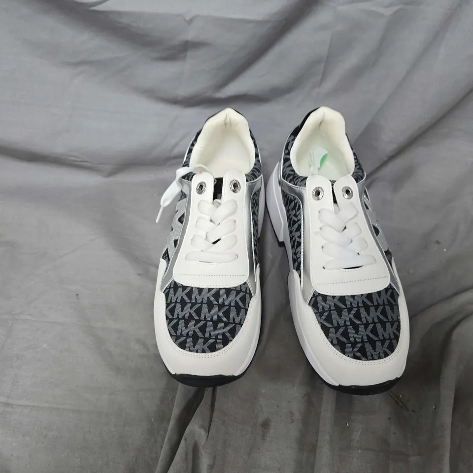 UNBOXED PAIR OF MICHAEL KORS LOGO TRAINERS IN WHITE/BLACK - UK 4