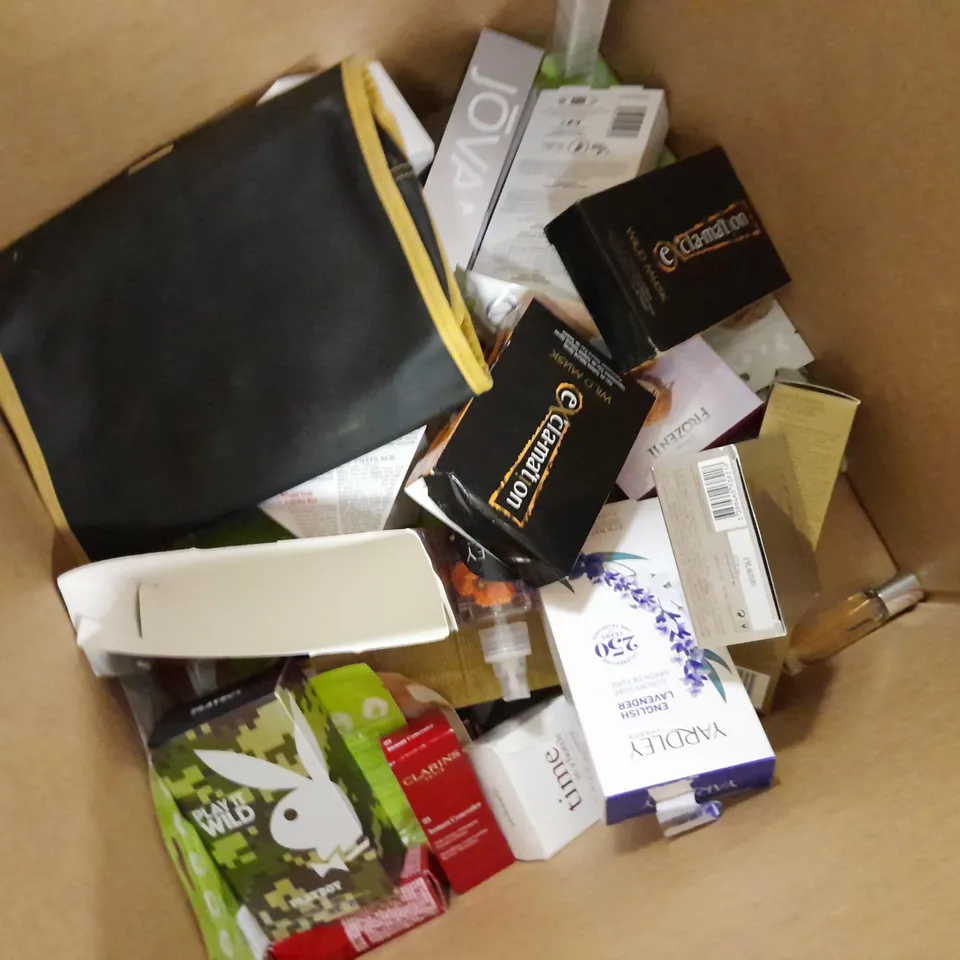 APPROXIMATELY 20 ASSORTED COSMETICS ITENS TO INCLUDE BARBIE FRAGRANCE (80ml), BLUE EYES BY RAMPAGE EAU DE TOILETTE (30ml), NUXE BIO ORGANIC FEEL THE FULL FORCE OF NATURE SET, ETC