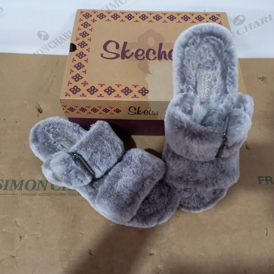 BOXED PAIR OF SKECHERS SLIPPER SANDALS - SIZE 6