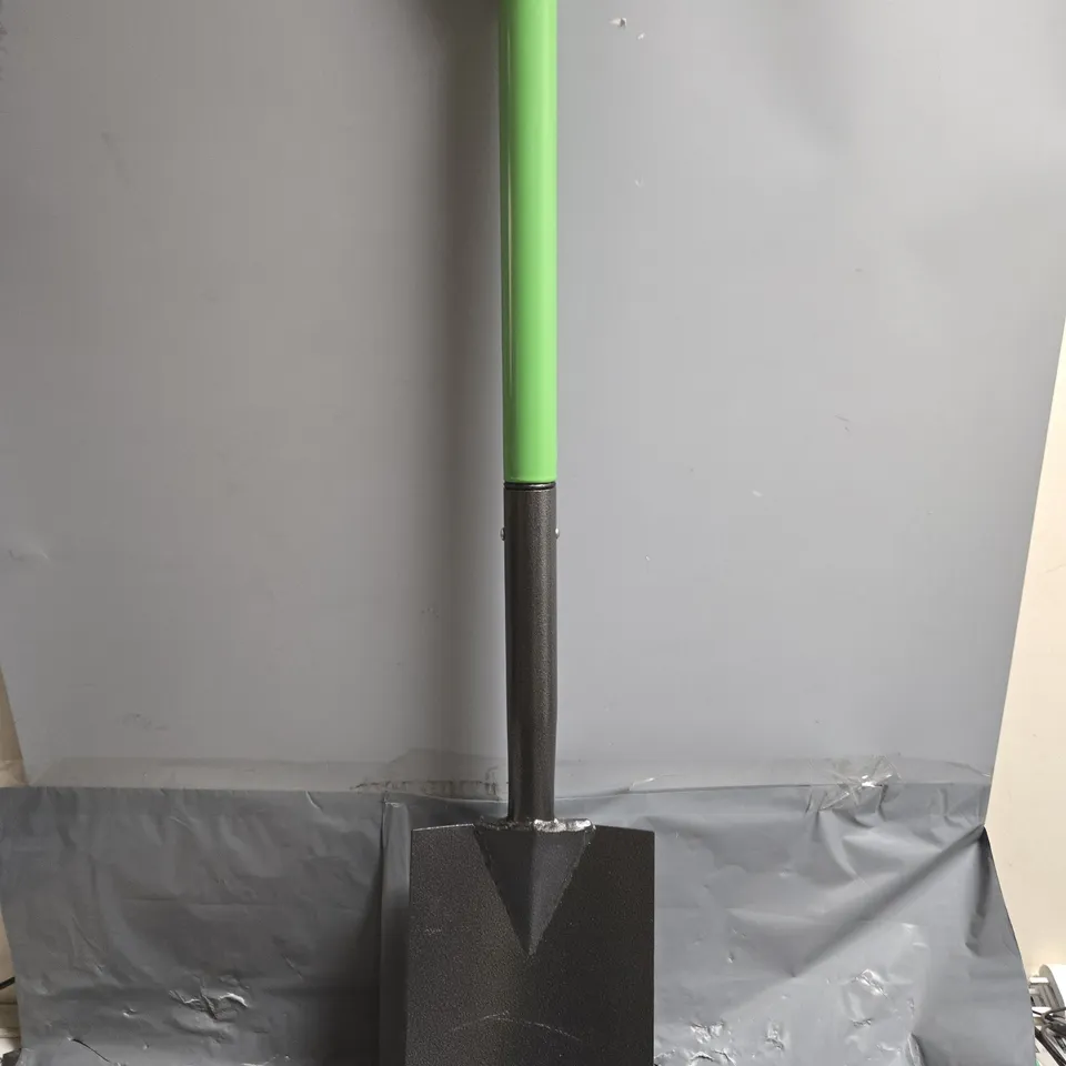 SET OF 2 SHOVELS - COLLECTION ONLY 