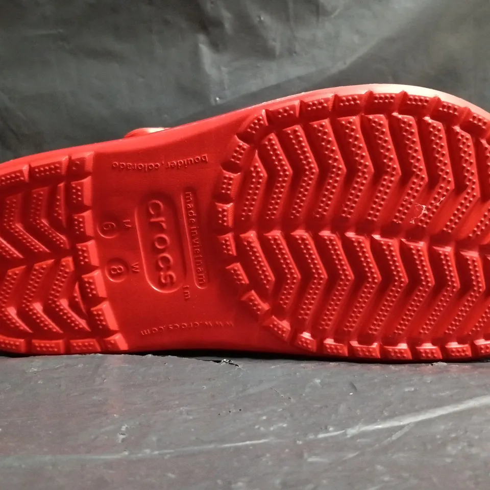 PAIR OF CROCS LIGHTNING MCQUEEN CROCBAND CLOGS SIZE UK M5/W6