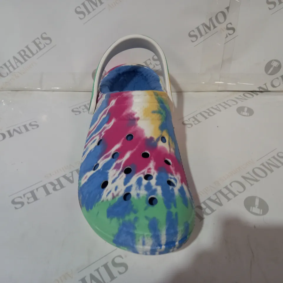 PAIR OF CROCS LINED TIE DYE CLOGS UK SIZE M7/W8