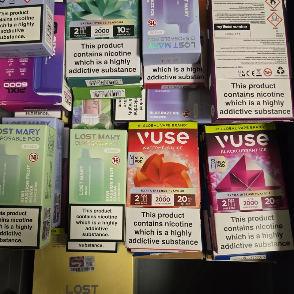 APPROXIMATELY 20 ASSORTED E-CIGARETTE & VAPING ITEMS IN VARIOUS BRANDS 