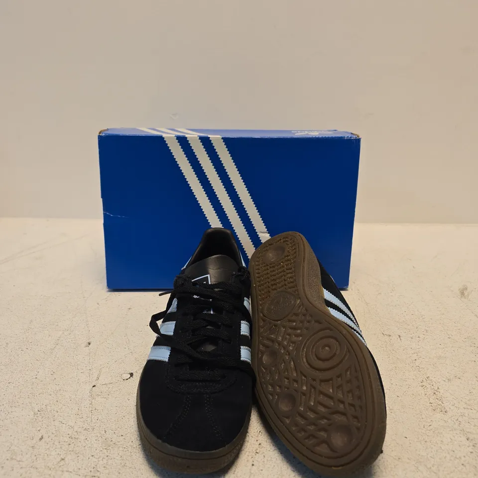 ADIDAS MÜNCHEN SNEAKERS – BLACK WITH LIGHT BLUE STRIPES, UK 7.5