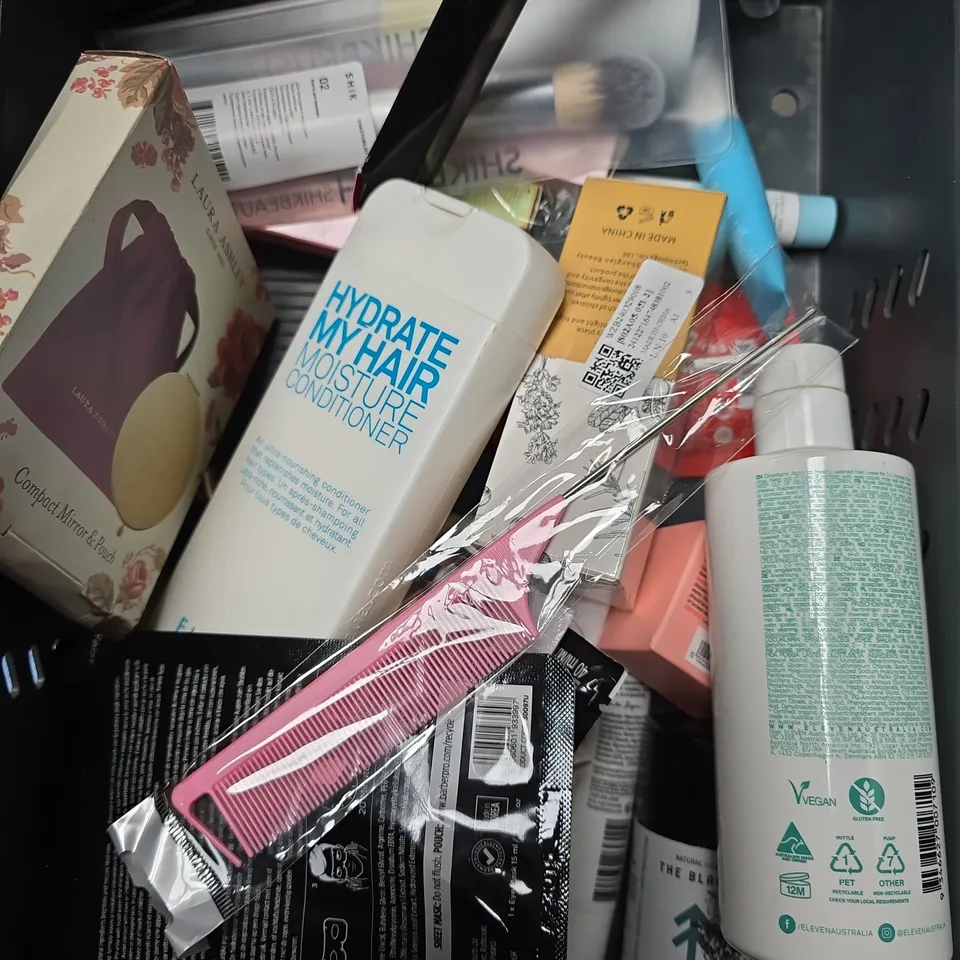 APPROX 12 ASSORTED BEAUTY PRODUCTS TO INCLUDE E.L.F MAKE-UP MIST, TEETH WHITENING STRIPS, HUDA BEAUTY EASY BAKE POWDER, ETC 
