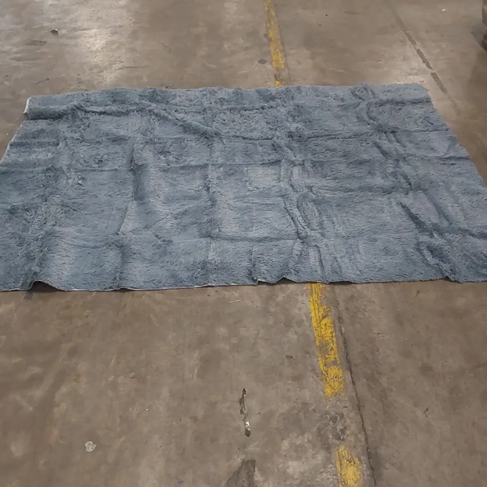 PALLET CONTAINING A LARGE QUANTITY OF ASSORTED CONSUMER PRODUCTS INCLUDING: VACUUM SEALED RUGS, CORE MUSCLE FIT T-SHIRTS ECT
