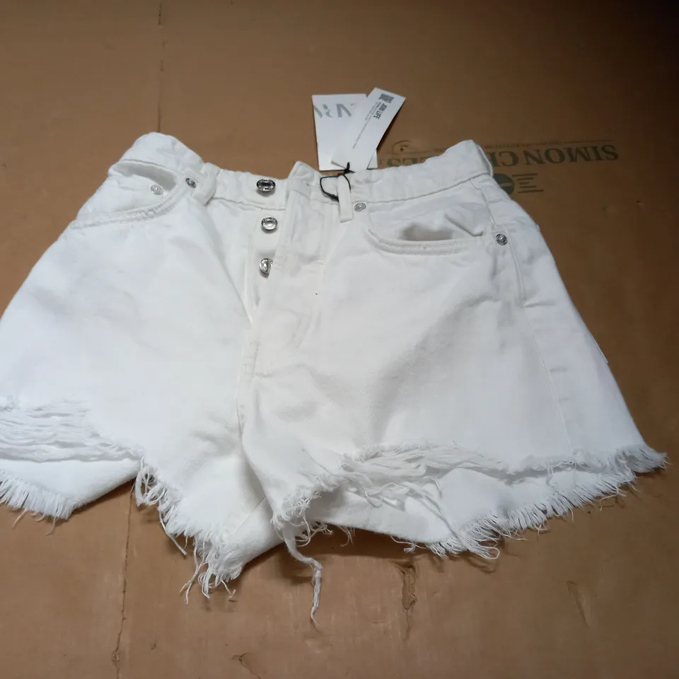 IN THE STYLE OF ZARA WHITE RIPPED DEMIN SHORTS UK SIZE 6