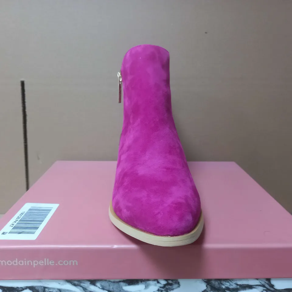 BOXED MODA IN PELLE LIGHT PINK HEEL BOOTS - UK 7