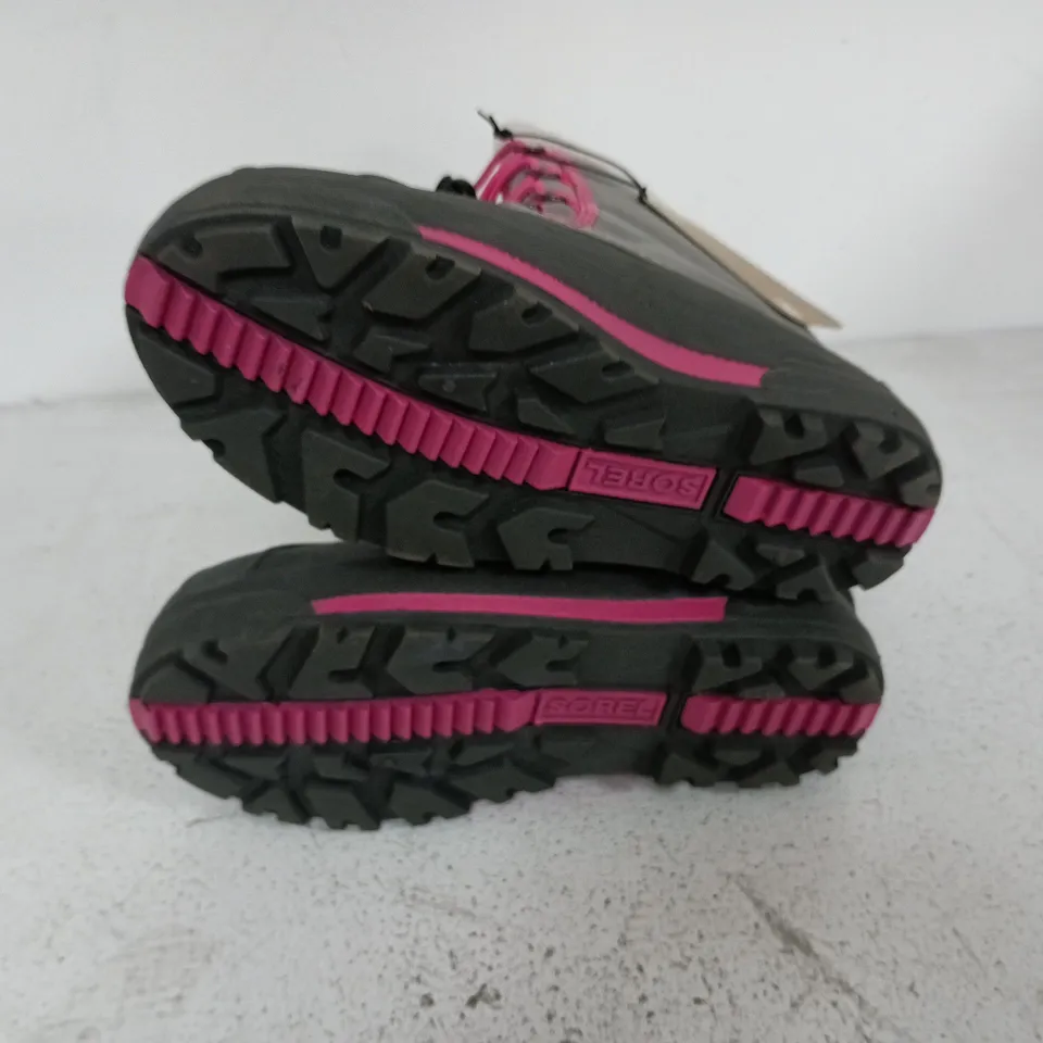 BOXED PAIR OF SOREL YOUTH CUMBERLAND 2 BOOTS IN LIGHT GREY/PINK - UK 4.5
