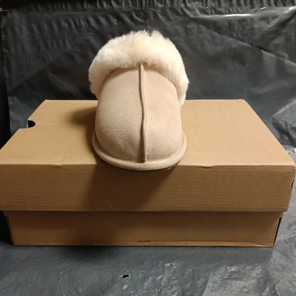 BOXED PAIR OF UGG SCUFFETTE II SLIPPERS IN SAND SIZE UK 6