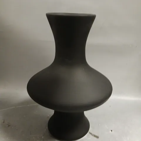 UNBRANDED BLACK SCULPTURAL VASE