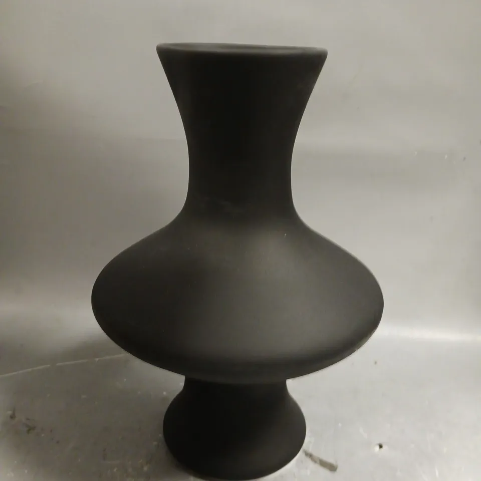 UNBRANDED BLACK SCULPTURAL VASE 