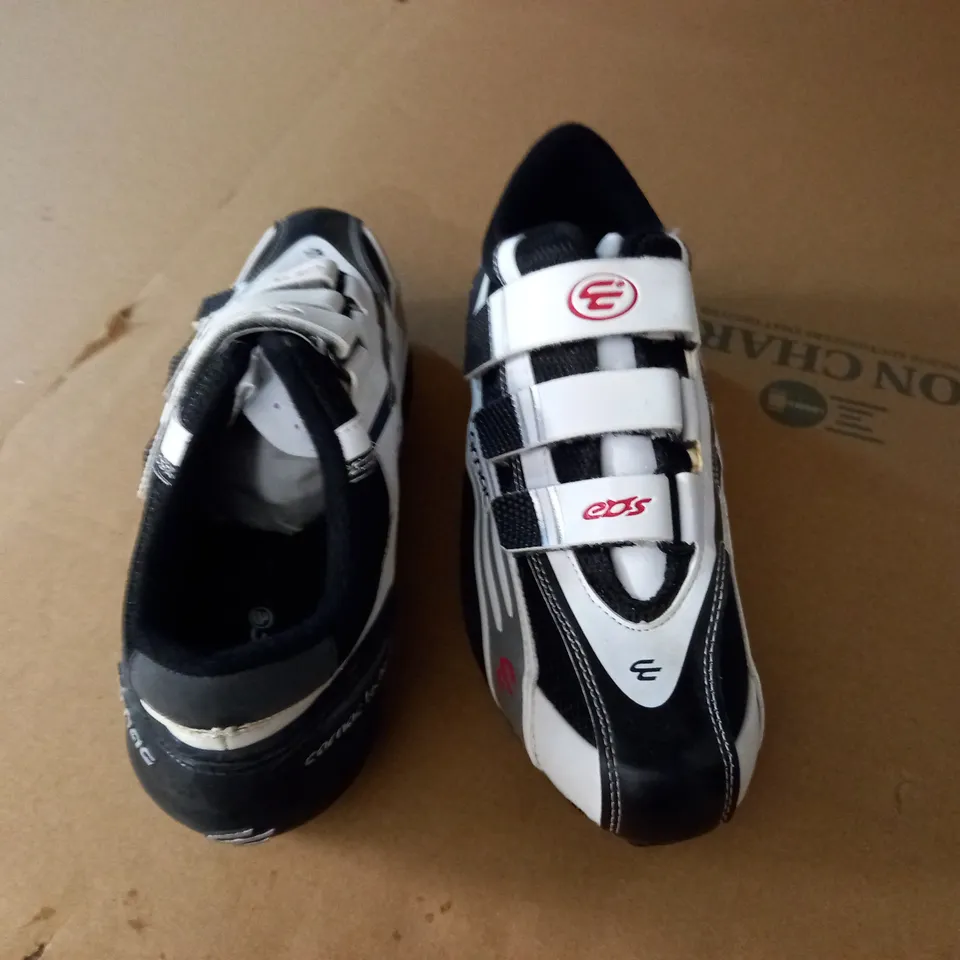 PAIR OF CARNAC EOS CYCLING SHOES IN WHITE BLACK - FR 42 US 9