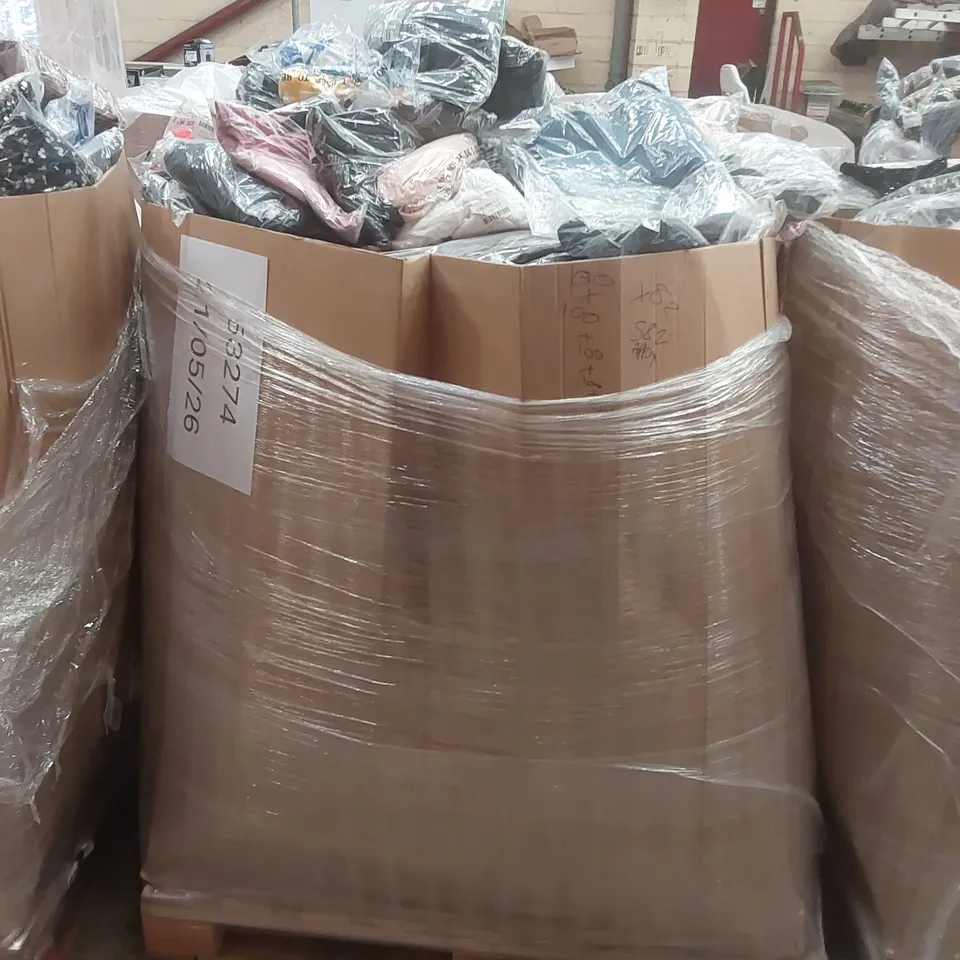 PALLET CONTAINING APPROXIMATELY 550x BRAND NEW ASSORTED DESIGNER CLOTHING ITEMS