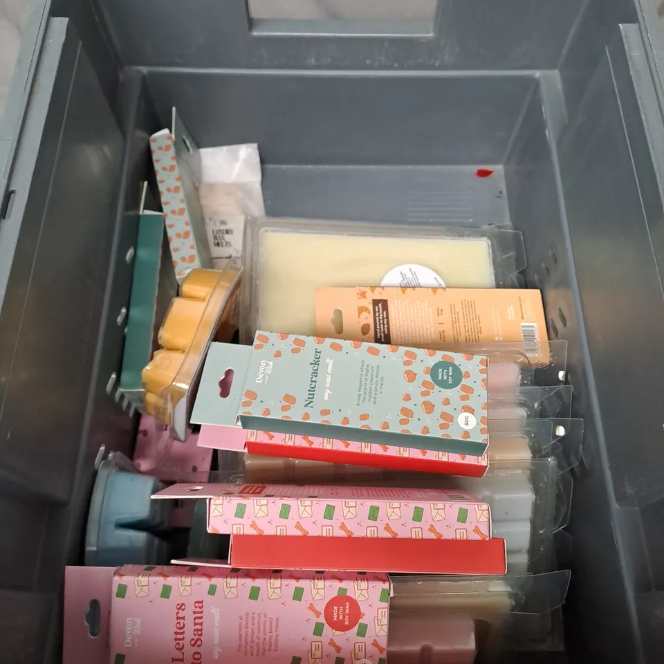 APPROXIMATELY 20 ASSORTED SCENTED CANDLES & WAX MELTS 