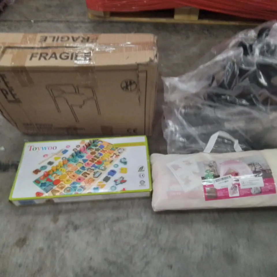 PALLET CONTAINING ASSORTED HOUSEHOLD PRODUCTS. INCLUDES GOOSEHILL INFLATABLE PADDLE BOARD WITH CARRY BAG, KIDS TENTS, MONITOR, BEDSIDE COMMODE, PLASTIC WEIGHTS RACK ETC 