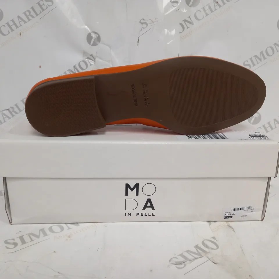 BOXED PAIR OF MODA IN PELLE ADELYN ORANGE LEATHER UNLINED FLAT LOAFER IN SIZE 39