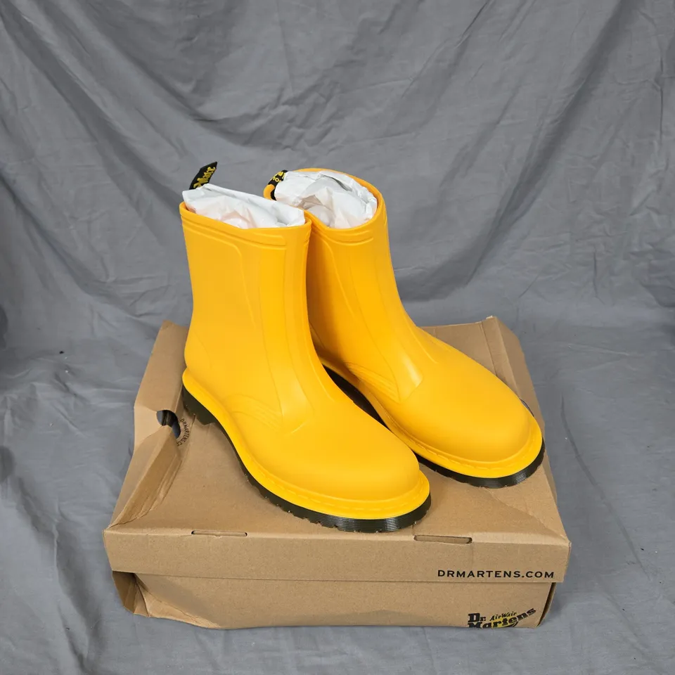 DR. MARTENS YELLOW RUBBER BOOTS – BOXED. UK SIZE 10