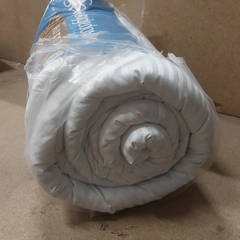 SNUGGLEDOWN 13.5 TOG KING SIZE LUXURIOUS SATIN STRIPE DUVET