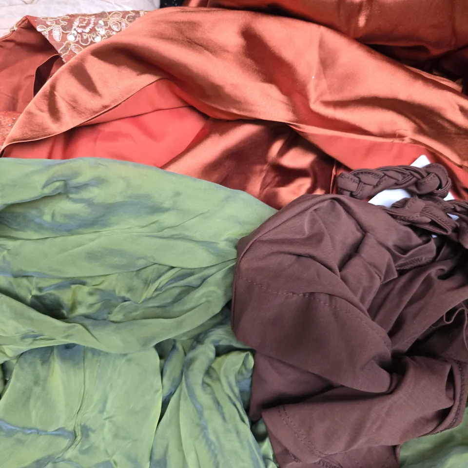 APPROXIMATELY 20 ASSORTED CLOTHING AND FASHION PRODUCTS IN VARIOUS STYLES AND SIZES - COLLECTION ONLY
